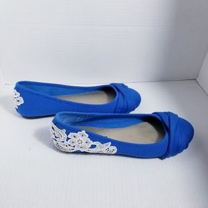 AMERICAN EAGLE BLUE WITH WHITE LACE FLATS SIZE 8